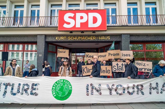 FfF demonstrate in front of the Kurt Schumacher Haus of the SPD Hamburg against the Building Modernization Act 20260515ad991 20260515ad991 Fridays Copyright: xAchimxDuwentästerx