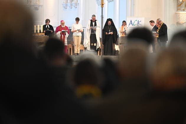 Zentraler Oekumenischer Gottesdienst im Dom St. Kilian auf dem Katholikentag in Wuerzburg. (Foto vom 15.05.2026: Cornelia Richter, Bischoefin der Evangelischen Kirche A.B. Oesterreich; Bischof Gerhard Feige, roemisch-katholischer Bischof von Magdeburg; Anna-Nicole Heinrich, Praeses der Synode der EKD; Christopher Easthill, Vorsitzender der Arbeitsgemeinschaft Christlicher Kirchen in Deutschland (ACK); Bischof Emmanuel von Christoupolis, Griechisch-Orthodoxe Metropolie von Deutschland; Anja Goller, Generalvikar der Alt-Katholiken in Deutschland (v.l.n.r.)) Bis Sonntag werden beim 104. Deutschen Katholikentag unter dem biblischen Leitwort Hab Mut, steh auf! mehrere zehntausend Teilnehmende zu insgesamt 900 Veranstaltungen erwartet. Das Tref Copyright: epd-bild DanielxPeter DSC_2552.jpeg