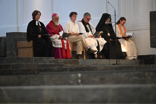 Zentraler Oekumenischer Gottesdienst im Dom St. Kilian auf dem Katholikentag in Wuerzburg. (Foto vom 15.05.2026: Cornelia Richter, Bischoefin der Evangelischen Kirche A.B. Oesterreich; Bischof Gerhard Feige, roemisch-katholischer Bischof von Magdeburg; Anna-Nicole Heinrich, Praeses der Synode der EKD; Christopher Easthill, Vorsitzender der Arbeitsgemeinschaft Christlicher Kirchen in Deutschland (ACK); Bischof Emmanuel von Christoupolis, Griechisch-Orthodoxe Metropolie von Deutschland; Anja Goller, Generalvikar der Alt-Katholiken in Deutschland (v.l.n.r.)) Bis Sonntag werden beim 104. Deutschen Katholikentag unter dem biblischen Leitwort Hab Mut, steh auf! mehrere zehntausend Teilnehmende zu insgesamt 900 Veranstaltungen erwartet. Das Tref Copyright: epd-bild DanielxPeter DSC_2555.jpeg