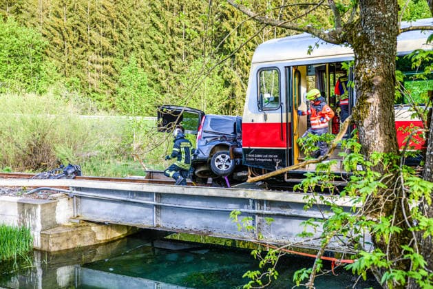 Serious accident in Trochtelfingen, Am Hohen Turm in Trochtelfingen district of Reutlingen, a railcar has hit a car The vehicle was partially trapped under the railcar Emergency services from the fire and rescue services are currently carrying out the technical re Copyright: x xonw-imagesx xNicklasxWaltherx