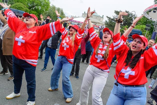 wien, österreich, 15. mai 2026, esc village vor dem rathaus, eurovision song contest, schweizer fans tanzen zu dem song ymca von village people Copyright: xx
