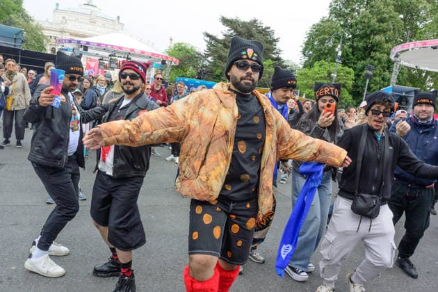 wien, österreich, 15. mai 2026, esc village vor dem rathaus, eurovision song contest, griechische fans mit kostümen vor der bühne Copyright: xx