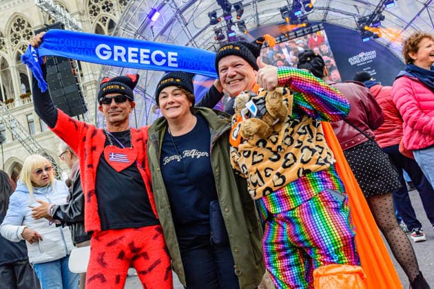 wien, österreich, 15. mai 2026, esc village vor dem rathaus, eurovision song contest, griechische fans mit kostümen vor der bühne Copyright: xx
