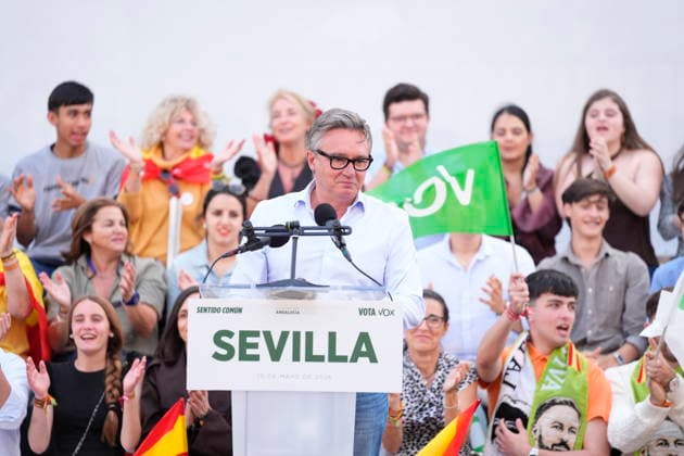 Abascal supports Manuel Gavira in the closing of the campaign The Vox candidate for the Presidency of the Junta, Manuel Gavira, speaks at the closing rally of the campaign that the green formation has held in Seville On May 15, 2026 in Seville Andalusia, Spain The Vox candidate for the presidency of the Junta, Manuel Gavira, has been supported in his act of end of campaign by the national leader of his formation, Santiago Abascal, who has been very active in Andalusia since the beginning of the campaign The event was attended by the leaders of Vox who have participated in the three regional elections held before the Andalusian elections, namely those of Extremadura, with the now vice-president, Óscar Fernández Calle Aragón, and also vice-p Copyright: xJoaquinxCorcherox 7525943