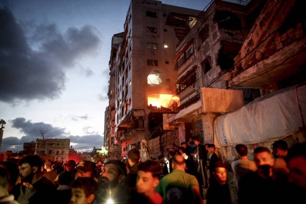 Israel continues to attack Gaza despite ceasefire GAZA CITY, GAZA, PALESTINE - MAY 15: A fire breaks out at the apartment targeted by an Israeli attack at Rimal neigborhood in Gaza City, Gaza, Palestine on May 15, 2026. Saeed M. M. T. Jaras Anadolu Gaza City Gaza. Editorial use only. Please get in touch for any other usage.  Copyright: x2026xAnadoluxSaeedxM.xM.xT.xJarasx