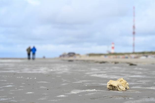 Massive kerosene wash-up on Borkum Frustration is growing on Borkum over the massive kerosene wash-up on the beaches Current reports speak of kilometers of coastline on which white chunks of kerosene have washed up On Borkum alone, around 20 kilometers are said to be affected The water police are already investigating the cause Borkum Lower Saxon Copyright: xdiebildwerftx