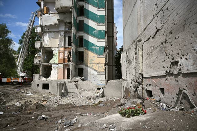 Roses left in memory of the victims lie near a nine-storey apartment block in the Darnytskyi district, where a Russian missile destroyed a section, Kyiv, Ukraine, May 15, 2026. The residential building was struck by a Russian missile, allegedly a Kh-101, at around 3:00 a.m. local time on 14 May. The missile detonated inside the building, causing an entire section to collapse, killing 24 people, including three children, and injuring 48 others. The search and rescue operation lasted more than 28 hours, during which the State Emergency Service rescued 30 residents. (Photo by Yevhen Kotenko Ukrinform) Foreign diplomats visit Kyiv apartment block hit by Russian missile Copyright: xEVGEN_KOTENKOx
