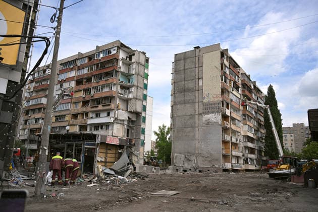 A section of a nine-storey apartment block in the Darnytskyi district is destroyed by a Russian missile, Kyiv, Ukraine, May 15, 2026. The residential building was struck by a Russian missile, allegedly a Kh-101, at around 3:00 a.m. local time on 14 May. The missile detonated inside the building, causing an entire section to collapse, killing 24 people, including three children, and injuring 48 others. The search and rescue operation lasted more than 28 hours, during which the State Emergency Service rescued 30 residents. (Photo by Yevhen Kotenko Ukrinform) Foreign diplomats visit Kyiv apartment block hit by Russian missile Copyright: xEVGEN_KOTENKOx