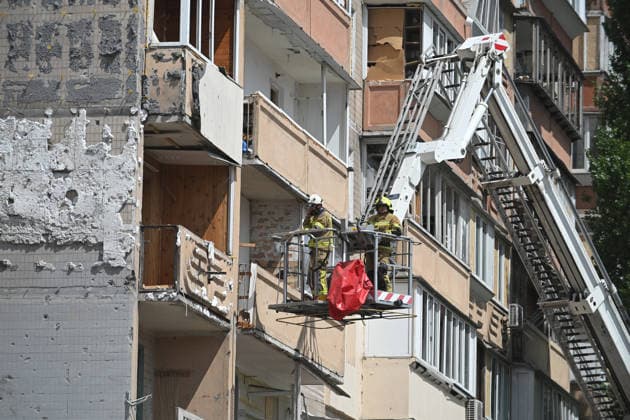 Rescuers use an aerial work platform to examine the floors of a nine-storey apartment block in the Darnytskyi district, where a Russian missile destroyed a section, Kyiv, Ukraine, May 15, 2026. The residential building was struck by a Russian missile, allegedly a Kh-101, at around 3:00 a.m. local time on 14 May. The missile detonated inside the building, causing an entire section to collapse, killing 24 people, including three children, and injuring 48 others. The search and rescue operation lasted more than 28 hours, during which the State Emergency Service rescued 30 residents. (Photo by Yevhen Kotenko Ukrinform) Foreign diplomats visit Kyiv apartment block hit by Russian missile Copyright: xEVGEN_KOTENKOx