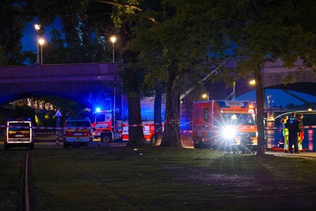 Police operation on the Old Bridge in Frankfurt am Main During a police operation in Frankfurt this evening, the Old Bridge over the River Main was completely and extensively cordoned off by police and fire department personnel Frankfurt am Main Old Bridge Hesse Germany 2026-05-15_ffm_polizeieinsatz_alte-bruecke_03