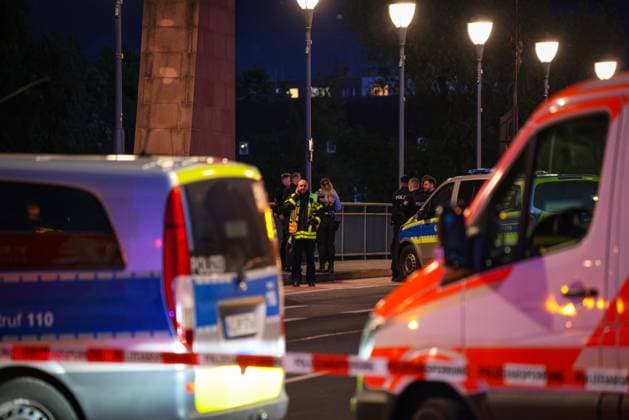 Police operation on the Old Bridge in Frankfurt am Main During a police operation in Frankfurt this evening, the Old Bridge over the River Main was completely and extensively cordoned off by police and fire department personnel Frankfurt am Main Old Bridge Hesse Germany 2026-05-15_ffm_polizeieinsatz_alte-bruecke_05