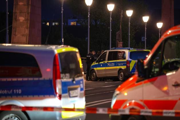 Police operation on the Old Bridge in Frankfurt am Main During a police operation in Frankfurt this evening, the Old Bridge over the River Main was completely and extensively cordoned off by police and fire department personnel Frankfurt am Main Old Bridge Hesse Germany 2026-05-15_ffm_polizeieinsatz_alte-bruecke_06