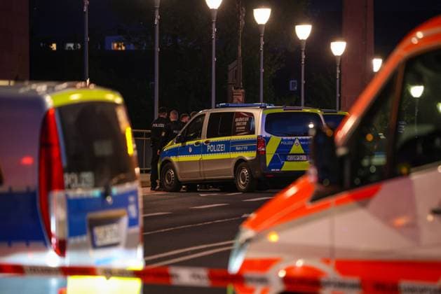 Police operation on the Old Bridge in Frankfurt am Main During a police operation in Frankfurt this evening, the Old Bridge over the River Main was completely and extensively cordoned off by police and fire department personnel Frankfurt am Main Old Bridge Hesse Germany 2026-05-15_ffm_polizeieinsatz_alte-bruecke_08