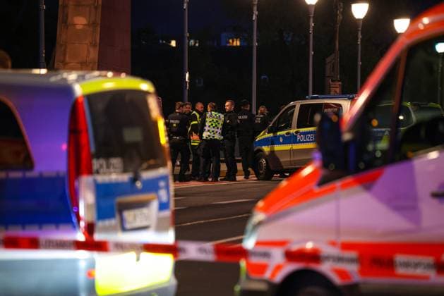 Police operation on the Old Bridge in Frankfurt am Main During a police operation in Frankfurt this evening, the Old Bridge over the River Main was completely and extensively cordoned off by police and fire department personnel Frankfurt am Main Old Bridge Hesse Germany 2026-05-15_ffm_polizeieinsatz_alte-bruecke_10