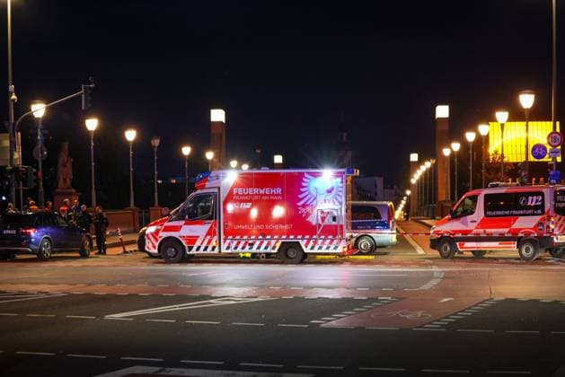 Police operation on the Old Bridge in Frankfurt am Main During a police operation in Frankfurt this evening, the Old Bridge over the River Main was completely and extensively cordoned off by police and fire department personnel Frankfurt am Main Old Bridge Hesse Germany 2026-05-15_ffm_polizeieinsatz_alte-bruecke_11