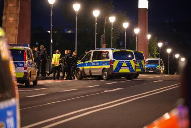 Police operation on the Old Bridge in Frankfurt am Main During a police operation in Frankfurt this evening, the Old Bridge over the River Main was completely and extensively cordoned off by police and fire department personnel Frankfurt am Main Old Bridge Hesse Germany 2026-05-15_ffm_polizeieinsatz_alte-bruecke_12