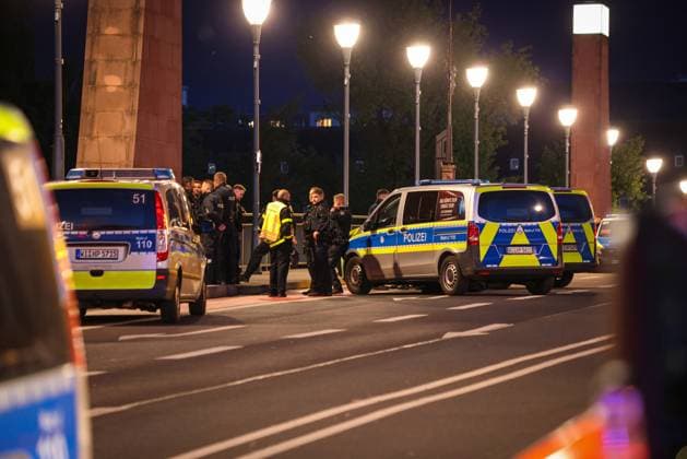Police operation on the Old Bridge in Frankfurt am Main During a police operation in Frankfurt this evening, the Old Bridge over the River Main was completely and extensively cordoned off by police and fire department personnel Frankfurt am Main Old Bridge Hesse Germany 2026-05-15_ffm_polizeieinsatz_alte-bruecke_13