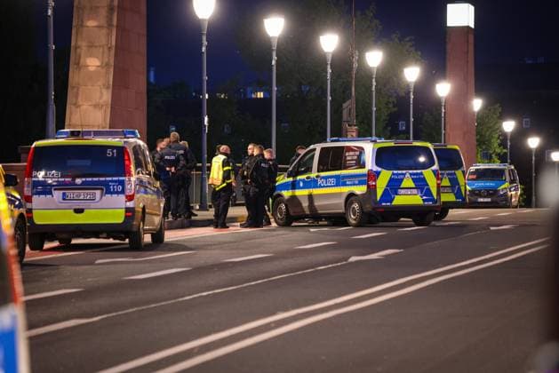 Police operation on the Old Bridge in Frankfurt am Main During a police operation in Frankfurt this evening, the Old Bridge over the River Main was completely and extensively cordoned off by police and fire department personnel Frankfurt am Main Old Bridge Hesse Germany 2026-05-15_ffm_polizeieinsatz_alte-bruecke_14