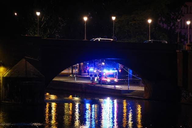 Police operation on the Old Bridge in Frankfurt am Main During a police operation in Frankfurt this evening, the Old Bridge over the River Main was completely and extensively cordoned off by police and fire department personnel Frankfurt am Main Old Bridge Hesse Germany 2026-05-15_ffm_polizeieinsatz_alte-bruecke_15
