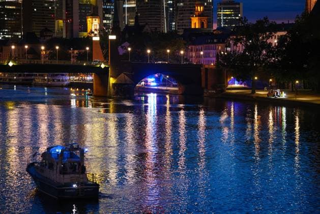 Police operation on the Old Bridge in Frankfurt am Main During a police operation in Frankfurt this evening, the Old Bridge over the River Main was completely and extensively cordoned off by police and fire department personnel Frankfurt am Main Old Bridge Hesse Germany 2026-05-15_ffm_polizeieinsatz_alte-bruecke_18