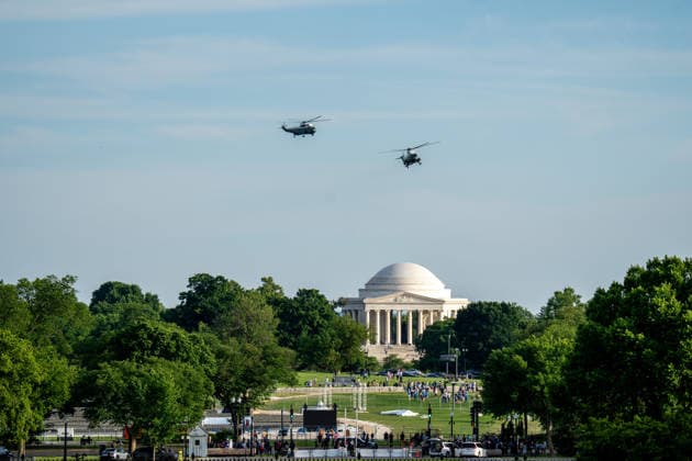 May 15, 2026, Washington, Dc, United States: Marine One took two detours before landing, once over the East Potomac Golf Course and a second over the Lincoln Memorial Reflecting Pool before landing at the White House to return President Donald Trump from his China trip on May 15, 2026. Washington United States - ZUMAl312 20260515_znp_l312_014 Copyright: xAndrewxLeydenx