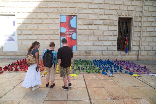 Protest against violence against LGBT people in Malaga - 15 May 2026 Tourists are seen observing colorful shoes placed on the ground during a protest to mark the International Day Against Homophobia, Biphobia and Transphobia (IDAHOBIT), which is celebrated on 17 May. Amnesty International and the local NGO Ojalá have placed hundreds of colourful shoes representing the LGBT+ pride flag as part of an artistic performance that denounces violence against LGBT+ people around the world. Malaga Spain Copyright: xJesusxMeridax xSOPAxImagesx 15052026_JMERIDA2-44