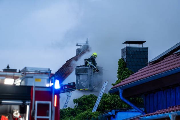 Leerstehendes Gebäude brennt vollständig aus Bei einem Gebäudebrand im Messeler Weg in Roßdorf ist am frühen Samstagmorgen gegen 05:30 Uhr ein leerstehendes und stark zugewachsenes Gebäude in Brand geraten. Beim Eintreffen der Feuerwehr stand bereits der Dachbereich in Vollbrand. Aufgrund der dichten Vegetation rund um das Gebäude gestalteten sich die Löscharbeiten schwierig. Über eine Drehleiter sowie einen Außenangriff konnte das Feuer eingedämmt werden. Feuerwehrkräfte mussten unter Atemschutz mit Kettensägen Büsche und Bäume entfernen, um Zugang zum Brandobjekt zu erhalten. Im weiteren Verlauf griff das Feuer auf das gesamte Gebäude über. Dank der unmittelbaren Nähe zum Feuerwehrhaus konnte die Feuerwehr schnell eingre
