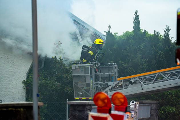 Leerstehendes Gebäude brennt vollständig aus Bei einem Gebäudebrand im Messeler Weg in Roßdorf ist am frühen Samstagmorgen gegen 05:30 Uhr ein leerstehendes und stark zugewachsenes Gebäude in Brand geraten. Beim Eintreffen der Feuerwehr stand bereits der Dachbereich in Vollbrand. Aufgrund der dichten Vegetation rund um das Gebäude gestalteten sich die Löscharbeiten schwierig. Über eine Drehleiter sowie einen Außenangriff konnte das Feuer eingedämmt werden. Feuerwehrkräfte mussten unter Atemschutz mit Kettensägen Büsche und Bäume entfernen, um Zugang zum Brandobjekt zu erhalten. Im weiteren Verlauf griff das Feuer auf das gesamte Gebäude über. Dank der unmittelbaren Nähe zum Feuerwehrhaus konnte die Feuerwehr schnell eingre