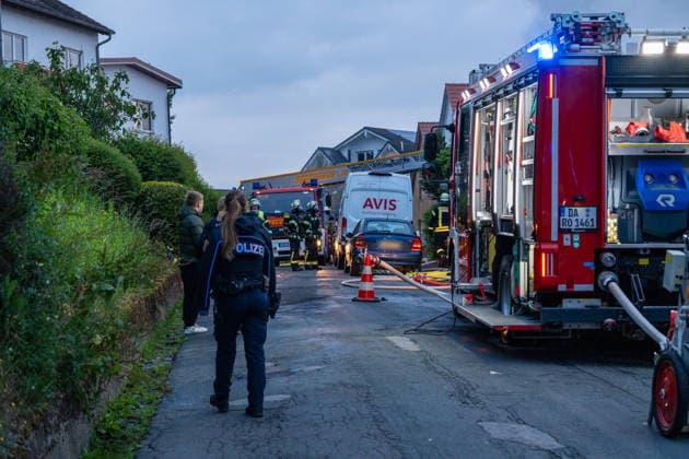 Leerstehendes Gebäude brennt vollständig aus Bei einem Gebäudebrand im Messeler Weg in Roßdorf ist am frühen Samstagmorgen gegen 05:30 Uhr ein leerstehendes und stark zugewachsenes Gebäude in Brand geraten. Beim Eintreffen der Feuerwehr stand bereits der Dachbereich in Vollbrand. Aufgrund der dichten Vegetation rund um das Gebäude gestalteten sich die Löscharbeiten schwierig. Über eine Drehleiter sowie einen Außenangriff konnte das Feuer eingedämmt werden. Feuerwehrkräfte mussten unter Atemschutz mit Kettensägen Büsche und Bäume entfernen, um Zugang zum Brandobjekt zu erhalten. Im weiteren Verlauf griff das Feuer auf das gesamte Gebäude über. Dank der unmittelbaren Nähe zum Feuerwehrhaus konnte die Feuerwehr schnell eingre