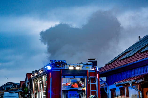Leerstehendes Gebäude brennt vollständig aus Bei einem Gebäudebrand im Messeler Weg in Roßdorf ist am frühen Samstagmorgen gegen 05:30 Uhr ein leerstehendes und stark zugewachsenes Gebäude in Brand geraten. Beim Eintreffen der Feuerwehr stand bereits der Dachbereich in Vollbrand. Aufgrund der dichten Vegetation rund um das Gebäude gestalteten sich die Löscharbeiten schwierig. Über eine Drehleiter sowie einen Außenangriff konnte das Feuer eingedämmt werden. Feuerwehrkräfte mussten unter Atemschutz mit Kettensägen Büsche und Bäume entfernen, um Zugang zum Brandobjekt zu erhalten. Im weiteren Verlauf griff das Feuer auf das gesamte Gebäude über. Dank der unmittelbaren Nähe zum Feuerwehrhaus konnte die Feuerwehr schnell eingre