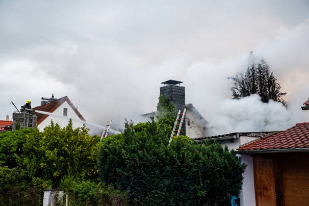 Leerstehendes Gebäude brennt vollständig aus Bei einem Gebäudebrand im Messeler Weg in Roßdorf ist am frühen Samstagmorgen gegen 05:30 Uhr ein leerstehendes und stark zugewachsenes Gebäude in Brand geraten. Beim Eintreffen der Feuerwehr stand bereits der Dachbereich in Vollbrand. Aufgrund der dichten Vegetation rund um das Gebäude gestalteten sich die Löscharbeiten schwierig. Über eine Drehleiter sowie einen Außenangriff konnte das Feuer eingedämmt werden. Feuerwehrkräfte mussten unter Atemschutz mit Kettensägen Büsche und Bäume entfernen, um Zugang zum Brandobjekt zu erhalten. Im weiteren Verlauf griff das Feuer auf das gesamte Gebäude über. Dank der unmittelbaren Nähe zum Feuerwehrhaus konnte die Feuerwehr schnell eingre