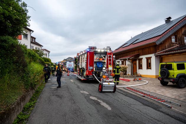 Leerstehendes Gebäude brennt vollständig aus Bei einem Gebäudebrand im Messeler Weg in Roßdorf ist am frühen Samstagmorgen gegen 05:30 Uhr ein leerstehendes und stark zugewachsenes Gebäude in Brand geraten. Beim Eintreffen der Feuerwehr stand bereits der Dachbereich in Vollbrand. Aufgrund der dichten Vegetation rund um das Gebäude gestalteten sich die Löscharbeiten schwierig. Über eine Drehleiter sowie einen Außenangriff konnte das Feuer eingedämmt werden. Feuerwehrkräfte mussten unter Atemschutz mit Kettensägen Büsche und Bäume entfernen, um Zugang zum Brandobjekt zu erhalten. Im weiteren Verlauf griff das Feuer auf das gesamte Gebäude über. Dank der unmittelbaren Nähe zum Feuerwehrhaus konnte die Feuerwehr schnell eingre