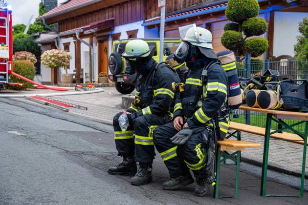 Leerstehendes Gebäude brennt vollständig aus Bei einem Gebäudebrand im Messeler Weg in Roßdorf ist am frühen Samstagmorgen gegen 05:30 Uhr ein leerstehendes und stark zugewachsenes Gebäude in Brand geraten. Beim Eintreffen der Feuerwehr stand bereits der Dachbereich in Vollbrand. Aufgrund der dichten Vegetation rund um das Gebäude gestalteten sich die Löscharbeiten schwierig. Über eine Drehleiter sowie einen Außenangriff konnte das Feuer eingedämmt werden. Feuerwehrkräfte mussten unter Atemschutz mit Kettensägen Büsche und Bäume entfernen, um Zugang zum Brandobjekt zu erhalten. Im weiteren Verlauf griff das Feuer auf das gesamte Gebäude über. Dank der unmittelbaren Nähe zum Feuerwehrhaus konnte die Feuerwehr schnell eingre