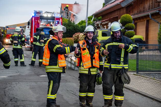 Leerstehendes Gebäude brennt vollständig aus Bei einem Gebäudebrand im Messeler Weg in Roßdorf ist am frühen Samstagmorgen gegen 05:30 Uhr ein leerstehendes und stark zugewachsenes Gebäude in Brand geraten. Beim Eintreffen der Feuerwehr stand bereits der Dachbereich in Vollbrand. Aufgrund der dichten Vegetation rund um das Gebäude gestalteten sich die Löscharbeiten schwierig. Über eine Drehleiter sowie einen Außenangriff konnte das Feuer eingedämmt werden. Feuerwehrkräfte mussten unter Atemschutz mit Kettensägen Büsche und Bäume entfernen, um Zugang zum Brandobjekt zu erhalten. Im weiteren Verlauf griff das Feuer auf das gesamte Gebäude über. Dank der unmittelbaren Nähe zum Feuerwehrhaus konnte die Feuerwehr schnell eingre