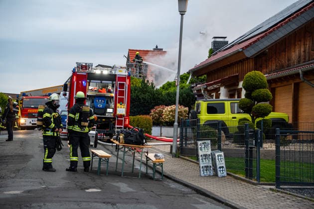 Leerstehendes Gebäude brennt vollständig aus Bei einem Gebäudebrand im Messeler Weg in Roßdorf ist am frühen Samstagmorgen gegen 05:30 Uhr ein leerstehendes und stark zugewachsenes Gebäude in Brand geraten. Beim Eintreffen der Feuerwehr stand bereits der Dachbereich in Vollbrand. Aufgrund der dichten Vegetation rund um das Gebäude gestalteten sich die Löscharbeiten schwierig. Über eine Drehleiter sowie einen Außenangriff konnte das Feuer eingedämmt werden. Feuerwehrkräfte mussten unter Atemschutz mit Kettensägen Büsche und Bäume entfernen, um Zugang zum Brandobjekt zu erhalten. Im weiteren Verlauf griff das Feuer auf das gesamte Gebäude über. Dank der unmittelbaren Nähe zum Feuerwehrhaus konnte die Feuerwehr schnell eingre