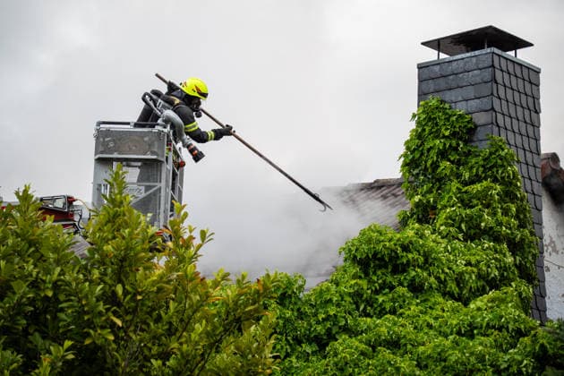 Leerstehendes Gebäude brennt vollständig aus Bei einem Gebäudebrand im Messeler Weg in Roßdorf ist am frühen Samstagmorgen gegen 05:30 Uhr ein leerstehendes und stark zugewachsenes Gebäude in Brand geraten. Beim Eintreffen der Feuerwehr stand bereits der Dachbereich in Vollbrand. Aufgrund der dichten Vegetation rund um das Gebäude gestalteten sich die Löscharbeiten schwierig. Über eine Drehleiter sowie einen Außenangriff konnte das Feuer eingedämmt werden. Feuerwehrkräfte mussten unter Atemschutz mit Kettensägen Büsche und Bäume entfernen, um Zugang zum Brandobjekt zu erhalten. Im weiteren Verlauf griff das Feuer auf das gesamte Gebäude über. Dank der unmittelbaren Nähe zum Feuerwehrhaus konnte die Feuerwehr schnell eingre