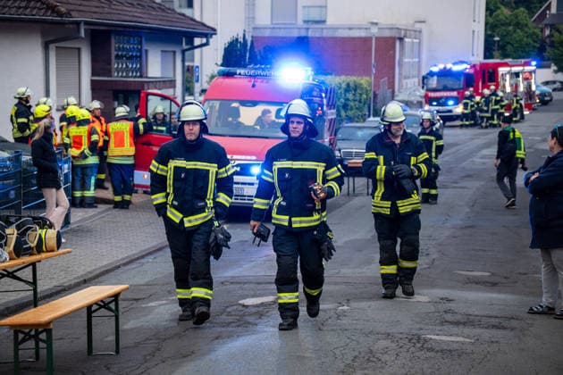 Leerstehendes Gebäude brennt vollständig aus Bei einem Gebäudebrand im Messeler Weg in Roßdorf ist am frühen Samstagmorgen gegen 05:30 Uhr ein leerstehendes und stark zugewachsenes Gebäude in Brand geraten. Beim Eintreffen der Feuerwehr stand bereits der Dachbereich in Vollbrand. Aufgrund der dichten Vegetation rund um das Gebäude gestalteten sich die Löscharbeiten schwierig. Über eine Drehleiter sowie einen Außenangriff konnte das Feuer eingedämmt werden. Feuerwehrkräfte mussten unter Atemschutz mit Kettensägen Büsche und Bäume entfernen, um Zugang zum Brandobjekt zu erhalten. Im weiteren Verlauf griff das Feuer auf das gesamte Gebäude über. Dank der unmittelbaren Nähe zum Feuerwehrhaus konnte die Feuerwehr schnell eingre