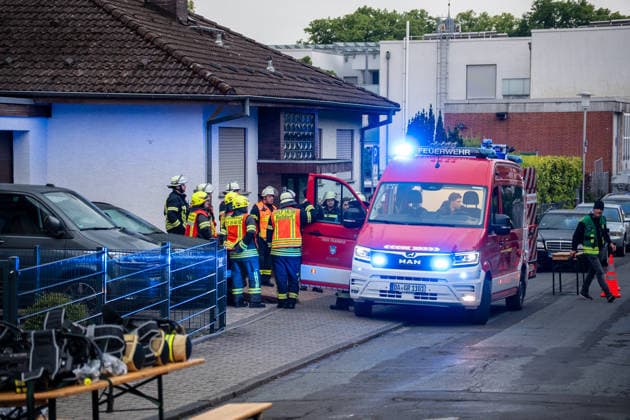 Leerstehendes Gebäude brennt vollständig aus Bei einem Gebäudebrand im Messeler Weg in Roßdorf ist am frühen Samstagmorgen gegen 05:30 Uhr ein leerstehendes und stark zugewachsenes Gebäude in Brand geraten. Beim Eintreffen der Feuerwehr stand bereits der Dachbereich in Vollbrand. Aufgrund der dichten Vegetation rund um das Gebäude gestalteten sich die Löscharbeiten schwierig. Über eine Drehleiter sowie einen Außenangriff konnte das Feuer eingedämmt werden. Feuerwehrkräfte mussten unter Atemschutz mit Kettensägen Büsche und Bäume entfernen, um Zugang zum Brandobjekt zu erhalten. Im weiteren Verlauf griff das Feuer auf das gesamte Gebäude über. Dank der unmittelbaren Nähe zum Feuerwehrhaus konnte die Feuerwehr schnell eingre