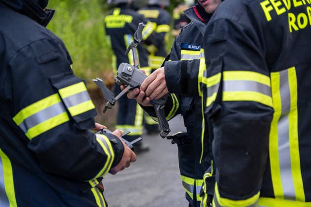 Leerstehendes Gebäude brennt vollständig aus Bei einem Gebäudebrand im Messeler Weg in Roßdorf ist am frühen Samstagmorgen gegen 05:30 Uhr ein leerstehendes und stark zugewachsenes Gebäude in Brand geraten. Beim Eintreffen der Feuerwehr stand bereits der Dachbereich in Vollbrand. Aufgrund der dichten Vegetation rund um das Gebäude gestalteten sich die Löscharbeiten schwierig. Über eine Drehleiter sowie einen Außenangriff konnte das Feuer eingedämmt werden. Feuerwehrkräfte mussten unter Atemschutz mit Kettensägen Büsche und Bäume entfernen, um Zugang zum Brandobjekt zu erhalten. Im weiteren Verlauf griff das Feuer auf das gesamte Gebäude über. Dank der unmittelbaren Nähe zum Feuerwehrhaus konnte die Feuerwehr schnell eingre