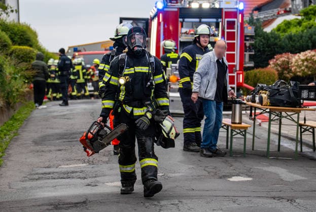 Leerstehendes Gebäude brennt vollständig aus Bei einem Gebäudebrand im Messeler Weg in Roßdorf ist am frühen Samstagmorgen gegen 05:30 Uhr ein leerstehendes und stark zugewachsenes Gebäude in Brand geraten. Beim Eintreffen der Feuerwehr stand bereits der Dachbereich in Vollbrand. Aufgrund der dichten Vegetation rund um das Gebäude gestalteten sich die Löscharbeiten schwierig. Über eine Drehleiter sowie einen Außenangriff konnte das Feuer eingedämmt werden. Feuerwehrkräfte mussten unter Atemschutz mit Kettensägen Büsche und Bäume entfernen, um Zugang zum Brandobjekt zu erhalten. Im weiteren Verlauf griff das Feuer auf das gesamte Gebäude über. Dank der unmittelbaren Nähe zum Feuerwehrhaus konnte die Feuerwehr schnell eingre