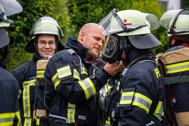 Leerstehendes Gebäude brennt vollständig aus Bei einem Gebäudebrand im Messeler Weg in Roßdorf ist am frühen Samstagmorgen gegen 05:30 Uhr ein leerstehendes und stark zugewachsenes Gebäude in Brand geraten. Beim Eintreffen der Feuerwehr stand bereits der Dachbereich in Vollbrand. Aufgrund der dichten Vegetation rund um das Gebäude gestalteten sich die Löscharbeiten schwierig. Über eine Drehleiter sowie einen Außenangriff konnte das Feuer eingedämmt werden. Feuerwehrkräfte mussten unter Atemschutz mit Kettensägen Büsche und Bäume entfernen, um Zugang zum Brandobjekt zu erhalten. Im weiteren Verlauf griff das Feuer auf das gesamte Gebäude über. Dank der unmittelbaren Nähe zum Feuerwehrhaus konnte die Feuerwehr schnell eingre