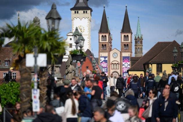 Numerous people on the Old Main Bridge during the Katholikentag in Wuerzburg Photo from 15 05 2026 Tens of thousands of participants are expected to attend a total of 900 events until Sunday at the 104th German Katholikentag under th Copyright: epd-bild DanielxPeter epd-Katholikentag_Wuerzburg134-kopieren