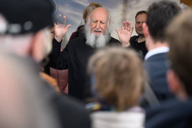 Benedictine Father Anselm Gruen Grün at the Muensterschwarzach Abbey stand on the Church Mile at the Katholikentag in Wuerzburg Photo from 15 05 2026 Several tens of thousands of participan Copyright: epd-bild DanielxPeter epd-Katholikentag_Wuerzburg142-kopieren