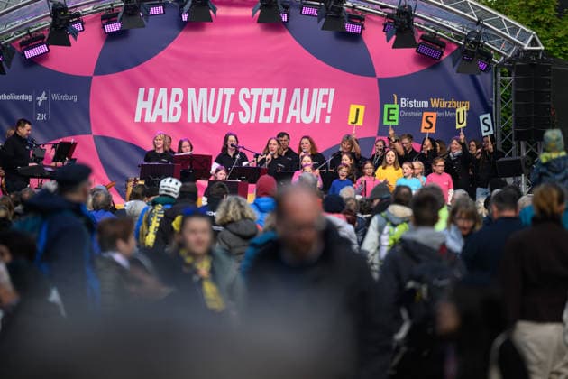 A childrens choir on the stage at the Upper Market at the Katholikentag in Wuerzburg Photo from 15 05 2026 Several tens of thousands of participants are expected to attend a total of 900 events until Sunday at the 104th German Katholikent Copyright: epd-bild DanielxPeter epd-Katholikentag_Wuerzburg149-kopieren