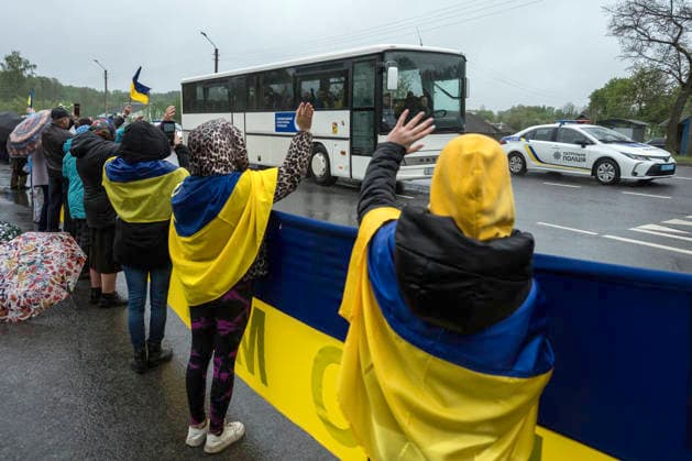 205 Ukrainian Servicemen Returned To Ukraine As Part Of The First Stage Of A 1000-for-1000 Prisoner Exchange Between Ukraine And Russia Mediated By The United States. Local residents welcome Ukrainian servicemen returning to Ukraine as part of the first stage of a 1000-for-1000 prisoner of war exchange between Ukraine and Russia, mediated by the United States, at an undisclosed location in Ukraine, on May 15, 2026. Ukraine Ukraine  Copyright: xMaxymxMarusenkox originalFilename: musiienko-notitle260515_npGj7.jpg