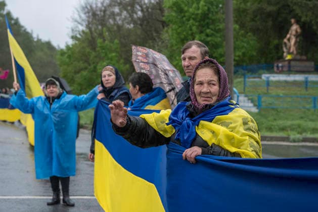 205 Ukrainian Servicemen Returned To Ukraine As Part Of The First Stage Of A 1000-for-1000 Prisoner Exchange Between Ukraine And Russia Mediated By The United States. Local residents welcome Ukrainian servicemen returning to Ukraine as part of the first stage of a 1000-for-1000 prisoner of war exchange between Ukraine and Russia, mediated by the United States, at an undisclosed location in Ukraine, on May 15, 2026. Ukraine Ukraine  Copyright: xMaxymxMarusenkox originalFilename: musiienko-notitle260515_npF1w.jpg