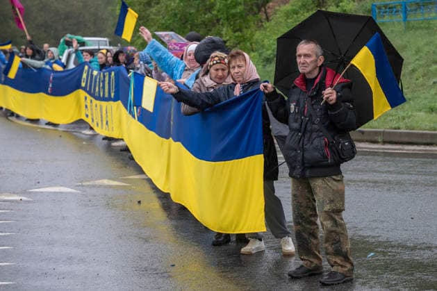 205 Ukrainian Servicemen Returned To Ukraine As Part Of The First Stage Of A 1000-for-1000 Prisoner Exchange Between Ukraine And Russia Mediated By The United States. Local residents welcome Ukrainian servicemen returning to Ukraine as part of the first stage of a 1000-for-1000 prisoner of war exchange between Ukraine and Russia, mediated by the United States, at an undisclosed location in Ukraine, on May 15, 2026. Ukraine Ukraine  Copyright: xMaxymxMarusenkox originalFilename: musiienko-notitle260515_npn5e.jpg