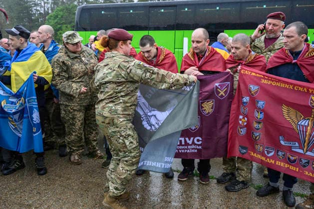 205 Ukrainian Servicemen Returned To Ukraine As Part Of The First Stage Of A 1000-for-1000 Prisoner Exchange Between Ukraine And Russia Mediated By The United States. Ukrainian servicemen released from Russian captivity react after returning to Ukrainian-controlled territory following a prisoner exchange between Ukraine and Russia, at an undisclosed location in Ukraine, on May 15, 2026. The exchange marks the first stage of a 1000-for-1000 swap agreed upon with United States mediation, during which 205 Ukrainian prisoners of war are exchanged for 205 Russian prisoners of war. Ukraine Ukraine  Copyright: xMaxymxMarusenkox originalFilename: musiienko-notitle260515_npXwv.jpg