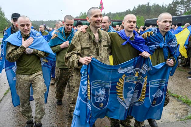 205 Ukrainian Servicemen Returned To Ukraine As Part Of The First Stage Of A 1000-for-1000 Prisoner Exchange Between Ukraine And Russia Mediated By The United States. Ukrainian servicemen released from Russian captivity react after returning to Ukrainian-controlled territory following a prisoner exchange between Ukraine and Russia, at an undisclosed location in Ukraine, on May 15, 2026. The exchange marks the first stage of a 1000-for-1000 swap agreed upon with United States mediation, during which 205 Ukrainian prisoners of war are exchanged for 205 Russian prisoners of war. Ukraine Ukraine  Copyright: xMaxymxMarusenkox originalFilename: musiienko-notitle260515_npgX6.jpg