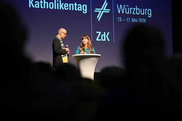 Biblical dialog with Ricarda Lang and Bishop Franz Jung at the Katholikentag Copyright: epd-bild DanielxPeter epd-Katholikentag_Wuerzburg153-kopieren.jpeg
